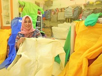 Cerita Asih, Menjahit Harapan di Pandemi Berkepanjangan