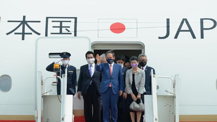 Kedatangan Perdana Menteri (PM) Jepang Yoshihide Suga beserta Ibu Mariko Suga di Bandara Internasional Soekarno-Hatta, Tangerang, pada Selasa, 20 Oktober 2020. PM Yoshihide Suga dan Ibu Mariko Suga disambut oleh Sekretaris Kabinet Pramono Anung di tangga pesawat. (Biro Pers Sekretariat Presiden/ Kris)