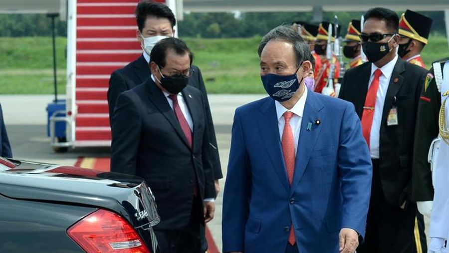 Kedatangan Perdana Menteri (PM) Jepang Yoshihide Suga beserta Ibu Mariko Suga di Bandara Internasional Soekarno-Hatta, Tangerang, pada Selasa, 20 Oktober 2020. PM Yoshihide Suga dan Ibu Mariko Suga disambut oleh Sekretaris Kabinet Pramono Anung di tangga pesawat. (Biro Pers Sekretariat Presiden/ Kris)