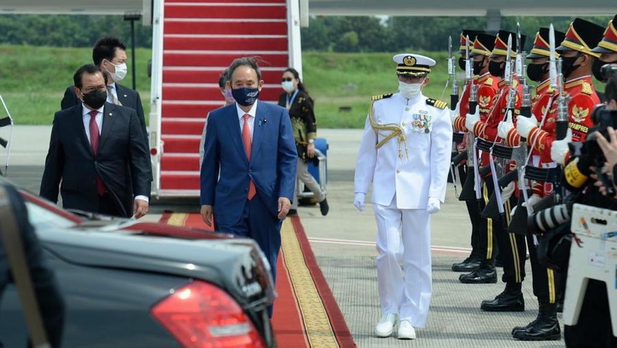 Kedatangan Perdana Menteri (PM) Jepang Yoshihide Suga beserta Ibu Mariko Suga di Bandara Internasional Soekarno-Hatta, Tangerang, pada Selasa, 20 Oktober 2020. PM Yoshihide Suga dan Ibu Mariko Suga disambut oleh Sekretaris Kabinet Pramono Anung di tangga pesawat. (Biro Pers Sekretariat Presiden/ Kris)