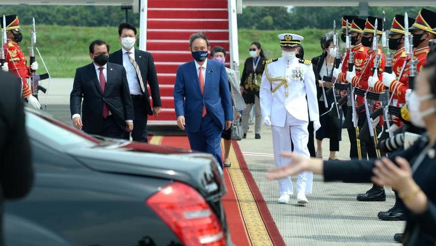 Kedatangan Perdana Menteri (PM) Jepang Yoshihide Suga beserta Ibu Mariko Suga di Bandara Internasional Soekarno-Hatta, Tangerang, pada Selasa, 20 Oktober 2020. PM Yoshihide Suga dan Ibu Mariko Suga disambut oleh Sekretaris Kabinet Pramono Anung di tangga pesawat. (Biro Pers Sekretariat Presiden/ Kris)