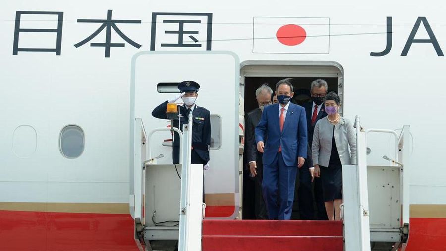 Kedatangan Perdana Menteri (PM) Jepang Yoshihide Suga beserta Ibu Mariko Suga di Bandara Internasional Soekarno-Hatta, Tangerang, pada Selasa, 20 Oktober 2020. PM Yoshihide Suga dan Ibu Mariko Suga disambut oleh Sekretaris Kabinet Pramono Anung di tangga pesawat. (Biro Pers Sekretariat Presiden/ Kris)