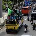 Tolak UU Ciptaker, Mahasiswa Bakar Ban di Kawasan Patung Kuda