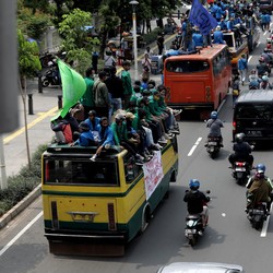 Tolak UU Ciptaker, Mahasiswa Bakar Ban di Kawasan Patung Kuda
