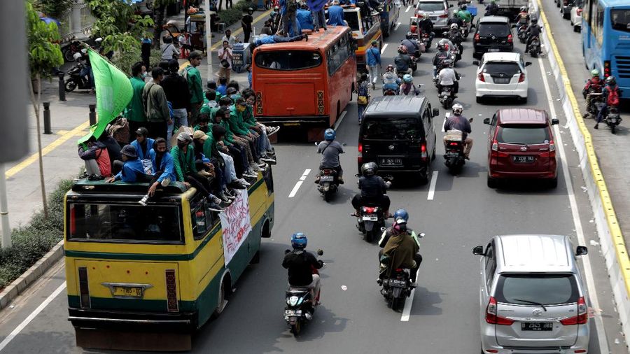 Massa Mahasiswa  konvoi dengan bus di Kawasan Salemba menuju Istana untuk Aksi unjuk rasa menentang UU Cipta Kerja, Selasa (20/10/2020). Ketua Konfederasi Aliansi Serikat Buruh Indonesia (KASBI) Nining Elitos mengatakan demonstrasi digelar berbarengan dengan momen satu tahun Presiden Joko Widodo (Jokowi) dan Wakil Presiden KH Ma'ruf Amin. Merespons aksi massa, Kapolres Jakarta Pusat Kombes Heru Novianto mengatakan, pihaknya telah menerima laporan intelijen terkait rencana aksi massa. Mereka yang berunjuk rasa berasal dari mahasiswa hingga buruh. (CNBC Indonesia/ Muhammad Sabki(