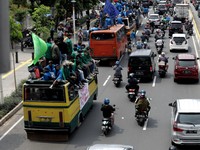 Tolak UU Ciptaker, Mahasiswa Bakar Ban di Kawasan Patung Kuda