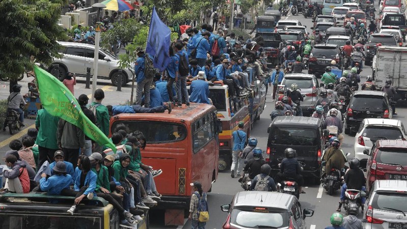 Massa Mahasiswa  konvoi dengan bus di Kawasan Salemba menuju Istana untuk Aksi unjuk rasa menentang UU Cipta Kerja, Selasa (20/10/2020). Ketua Konfederasi Aliansi Serikat Buruh Indonesia (KASBI) Nining Elitos mengatakan demonstrasi digelar berbarengan dengan momen satu tahun Presiden Joko Widodo (Jokowi) dan Wakil Presiden KH Ma'ruf Amin. Merespons aksi massa, Kapolres Jakarta Pusat Kombes Heru Novianto mengatakan, pihaknya telah menerima laporan intelijen terkait rencana aksi massa. Mereka yang berunjuk rasa berasal dari mahasiswa hingga buruh. (վ/ Muhammad Sabki(