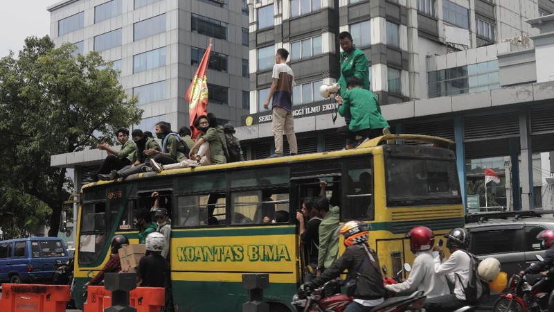 Massa Mahasiswa  konvoi dengan bus di Kawasan Salemba menuju Istana untuk Aksi unjuk rasa menentang UU Cipta Kerja, Selasa (20/10/2020). Ketua Konfederasi Aliansi Serikat Buruh Indonesia (KASBI) Nining Elitos mengatakan demonstrasi digelar berbarengan dengan momen satu tahun Presiden Joko Widodo (Jokowi) dan Wakil Presiden KH Ma'ruf Amin. Merespons aksi massa, Kapolres Jakarta Pusat Kombes Heru Novianto mengatakan, pihaknya telah menerima laporan intelijen terkait rencana aksi massa. Mereka yang berunjuk rasa berasal dari mahasiswa hingga buruh. (վ/ Muhammad Sabki(
