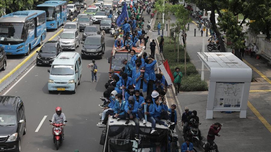 Massa Mahasiswa  konvoi dengan bus di Kawasan Salemba menuju Istana untuk Aksi unjuk rasa menentang UU Cipta Kerja, Selasa (20/10/2020). Ketua Konfederasi Aliansi Serikat Buruh Indonesia (KASBI) Nining Elitos mengatakan demonstrasi digelar berbarengan dengan momen satu tahun Presiden Joko Widodo (Jokowi) dan Wakil Presiden KH Ma'ruf Amin. Merespons aksi massa, Kapolres Jakarta Pusat Kombes Heru Novianto mengatakan, pihaknya telah menerima laporan intelijen terkait rencana aksi massa. Mereka yang berunjuk rasa berasal dari mahasiswa hingga buruh. (վ/ Muhammad Sabki(