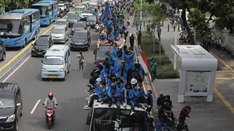 Massa Mahasiswa  konvoi dengan bus di Kawasan Salemba menuju Istana untuk Aksi unjuk rasa menentang UU Cipta Kerja, Selasa (20/10/2020). Ketua Konfederasi Aliansi Serikat Buruh Indonesia (KASBI) Nining Elitos mengatakan demonstrasi digelar berbarengan dengan momen satu tahun Presiden Joko Widodo (Jokowi) dan Wakil Presiden KH Ma'ruf Amin. Merespons aksi massa, Kapolres Jakarta Pusat Kombes Heru Novianto mengatakan, pihaknya telah menerima laporan intelijen terkait rencana aksi massa. Mereka yang berunjuk rasa berasal dari mahasiswa hingga buruh. (վ/ Muhammad Sabki(
