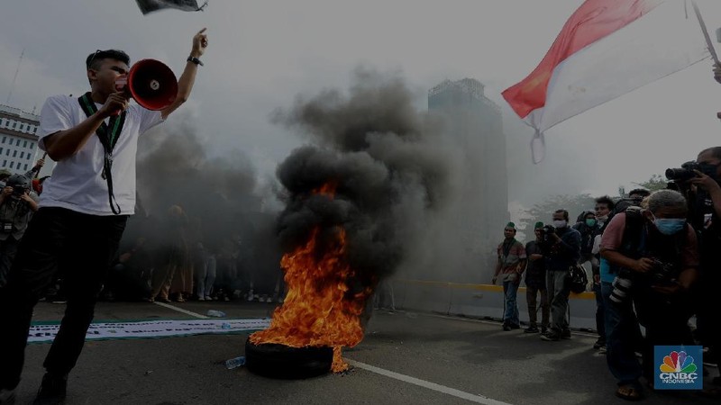 Sejumlah elemen masyarakat akan menggelar aksi demonstrasi lanjutan menolak Omnibus Law UU Cipta Kerja di sekitaran Istana, Jakarta, hari ini.


 Mereka menuntut Presiden Joko Widodo membatalkan UU Ciptaker dan menerbitkan peraturan pemerintah pengganti UU (Perppu).


Sebanyak 20.587 personel gabungan TNI-Polri diterjunkan untuk mengawal aksi hari ini.

Sejumlah personel melakukan pengamanan di objek-objek strategis serta sentra-sentra perekonomian.


Dalam Pantauan detikcom, Selasa (20/10/2020), Jalan Medan Merdeka Barat menuju Istana maupun sebaliknya mulai ditutup pukul 09.30 WIB. Polisi tampak memasang pagar kawat berduri dan beton di depan Gedung Sapta Pesona.

Traffic cone dipasang di Jalan Medan Merdeka Barat menuju Istana. Polisi melakukan penutupan jalan secara bertahap.


Sejumlah polisi tampak bersiaga dengan mobil taktis dan water cannon yang disiapkan di Jalan Medan Merdeka Barat.


Selain menolak menolak Omnibus Law UU Cipta Kerja aksi kali ini bertepatan dengan satu tahun masa jabatan Jokowi-Ma'ruf Amin ( (CNBC Indonesia/ Tri Susilo))