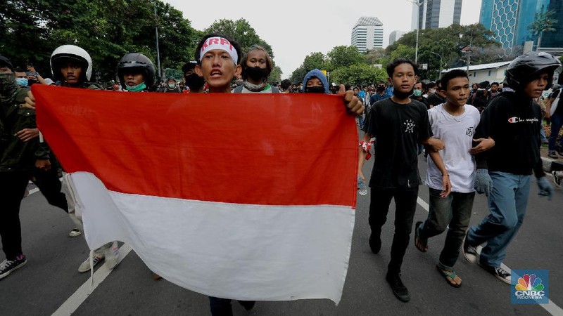 Sejumlah elemen masyarakat akan menggelar aksi demonstrasi lanjutan menolak Omnibus Law UU Cipta Kerja di sekitaran Istana, Jakarta, hari ini.


 Mereka menuntut Presiden Joko Widodo membatalkan UU Ciptaker dan menerbitkan peraturan pemerintah pengganti UU (Perppu).


Sebanyak 20.587 personel gabungan TNI-Polri diterjunkan untuk mengawal aksi hari ini.

Sejumlah personel melakukan pengamanan di objek-objek strategis serta sentra-sentra perekonomian.


Dalam Pantauan detikcom, Selasa (20/10/2020), Jalan Medan Merdeka Barat menuju Istana maupun sebaliknya mulai ditutup pukul 09.30 WIB. Polisi tampak memasang pagar kawat berduri dan beton di depan Gedung Sapta Pesona.

Traffic cone dipasang di Jalan Medan Merdeka Barat menuju Istana. Polisi melakukan penutupan jalan secara bertahap.


Sejumlah polisi tampak bersiaga dengan mobil taktis dan water cannon yang disiapkan di Jalan Medan Merdeka Barat.


Selain menolak menolak Omnibus Law UU Cipta Kerja aksi kali ini bertepatan dengan satu tahun masa jabatan Jokowi-Ma'ruf Amin ( (CNBC Indonesia/ Tri Susilo))