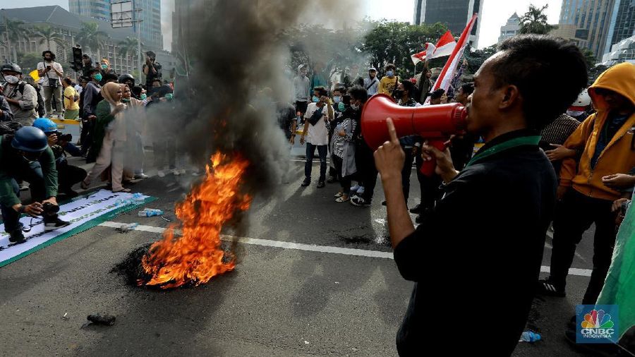 Sejumlah elemen masyarakat akan menggelar aksi demonstrasi lanjutan menolak Omnibus Law UU Cipta Kerja di sekitaran Istana, Jakarta, hari ini.


 Mereka menuntut Presiden Joko Widodo membatalkan UU Ciptaker dan menerbitkan peraturan pemerintah pengganti UU (Perppu).


Sebanyak 20.587 personel gabungan TNI-Polri diterjunkan untuk mengawal aksi hari ini.

Sejumlah personel melakukan pengamanan di objek-objek strategis serta sentra-sentra perekonomian.


Dalam Pantauan detikcom, Selasa (20/10/2020), Jalan Medan Merdeka Barat menuju Istana maupun sebaliknya mulai ditutup pukul 09.30 WIB. Polisi tampak memasang pagar kawat berduri dan beton di depan Gedung Sapta Pesona.

Traffic cone dipasang di Jalan Medan Merdeka Barat menuju Istana. Polisi melakukan penutupan jalan secara bertahap.


Sejumlah polisi tampak bersiaga dengan mobil taktis dan water cannon yang disiapkan di Jalan Medan Merdeka Barat.


Selain menolak menolak Omnibus Law UU Cipta Kerja aksi kali ini bertepatan dengan satu tahun masa jabatan Jokowi-Ma'ruf Amin ( (CNBC Indonesia/ Tri Susilo))