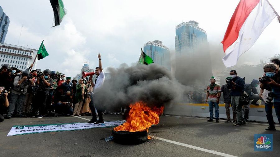 Sejumlah elemen masyarakat akan menggelar aksi demonstrasi lanjutan menolak Omnibus Law UU Cipta Kerja di sekitaran Istana, Jakarta, hari ini.


 Mereka menuntut Presiden Joko Widodo membatalkan UU Ciptaker dan menerbitkan peraturan pemerintah pengganti UU (Perppu).


Sebanyak 20.587 personel gabungan TNI-Polri diterjunkan untuk mengawal aksi hari ini.

Sejumlah personel melakukan pengamanan di objek-objek strategis serta sentra-sentra perekonomian.


Dalam Pantauan detikcom, Selasa (20/10/2020), Jalan Medan Merdeka Barat menuju Istana maupun sebaliknya mulai ditutup pukul 09.30 WIB. Polisi tampak memasang pagar kawat berduri dan beton di depan Gedung Sapta Pesona.

Traffic cone dipasang di Jalan Medan Merdeka Barat menuju Istana. Polisi melakukan penutupan jalan secara bertahap.


Sejumlah polisi tampak bersiaga dengan mobil taktis dan water cannon yang disiapkan di Jalan Medan Merdeka Barat.


Selain menolak menolak Omnibus Law UU Cipta Kerja aksi kali ini bertepatan dengan satu tahun masa jabatan Jokowi-Ma'ruf Amin ( (CNBC Indonesia/ Tri Susilo))