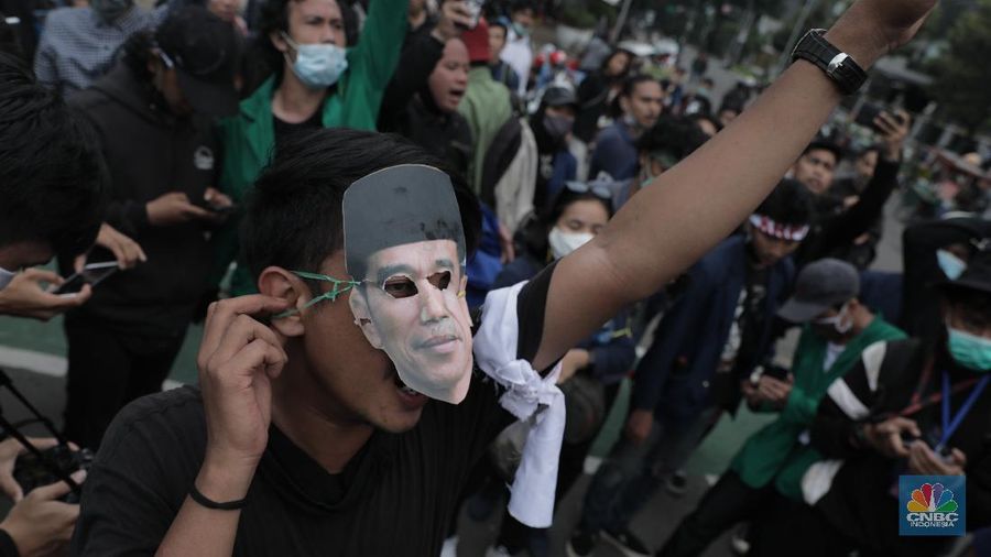 Massa mahasiswa tengah melakukan demonstrasi tolak omnibus law UU Cipta Kerja di persimpangan Gedung Antara, Jakarta Pusat, Selasa 20/10. Di sela demonstrasi, mereka melakukan aksi teatrikal. Pantauan CNBC Indonesia, Selasa (20/10/2020), pukul 16.45 WIB, mahasiswa mulai memadati sekitar kawasan Patung Kuda. Mereka berorasi menyampaikan penolakan atas UU Cipta Kerja. Selain berorasi, mereka melakukan aksi teatrikal. Tampak seorang pria yang berpenampilan lusuh memakai topeng Jokowi dan ketua DPR.  (CNBC Indonesia/ Muhammad Sabki)