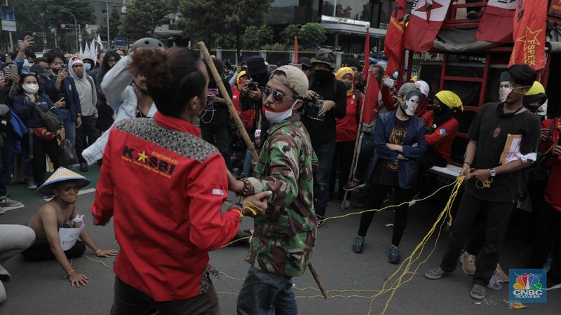 Massa mahasiswa tengah melakukan demonstrasi tolak omnibus law UU Cipta Kerja di persimpangan Gedung Antara, Jakarta Pusat, Selasa 20/10. Di sela demonstrasi, mereka melakukan aksi teatrikal. Pantauan CNBC Indonesia, Selasa (20/10/2020), pukul 16.45 WIB, mahasiswa mulai memadati sekitar kawasan Patung Kuda. Mereka berorasi menyampaikan penolakan atas UU Cipta Kerja. Selain berorasi, mereka melakukan aksi teatrikal. Tampak seorang pria yang berpenampilan lusuh memakai topeng Jokowi dan ketua DPR.  (CNBC Indonesia/ Muhammad Sabki)
