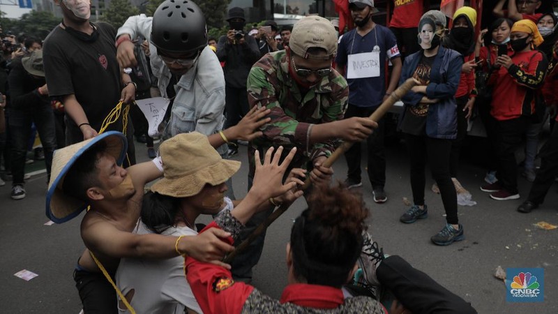 Massa mahasiswa tengah melakukan demonstrasi tolak omnibus law UU Cipta Kerja di persimpangan Gedung Antara, Jakarta Pusat, Selasa 20/10. Di sela demonstrasi, mereka melakukan aksi teatrikal. Pantauan CNBC Indonesia, Selasa (20/10/2020), pukul 16.45 WIB, mahasiswa mulai memadati sekitar kawasan Patung Kuda. Mereka berorasi menyampaikan penolakan atas UU Cipta Kerja. Selain berorasi, mereka melakukan aksi teatrikal. Tampak seorang pria yang berpenampilan lusuh memakai topeng Jokowi dan ketua DPR.  (CNBC Indonesia/ Muhammad Sabki)