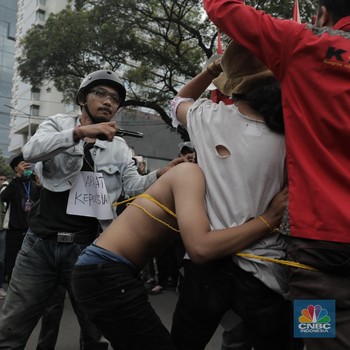 Intip Aksi Teatrikal Massa Aksi Tolak Omnibus Law Cipta Kerja