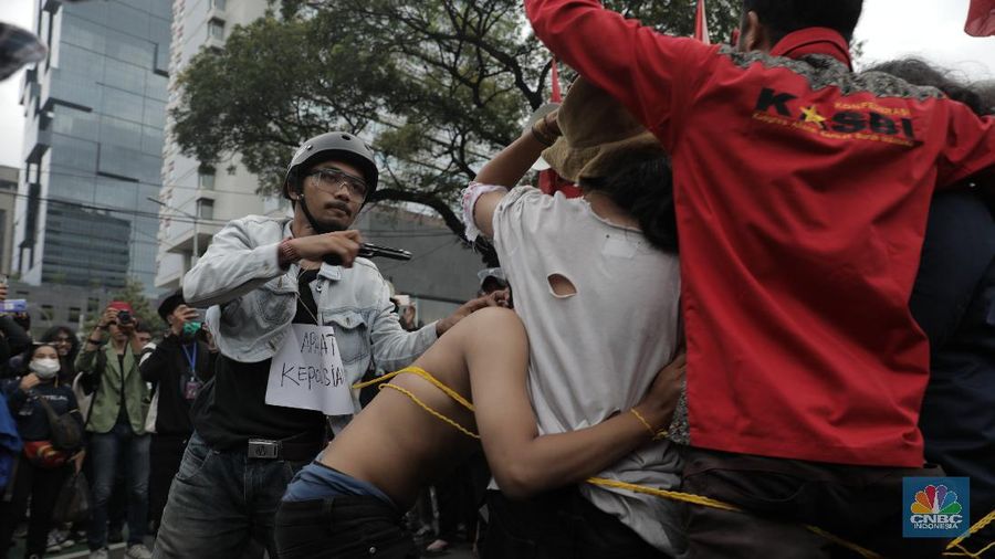 Massa mahasiswa tengah melakukan demonstrasi tolak omnibus law UU Cipta Kerja di persimpangan Gedung Antara, Jakarta Pusat, Selasa 20/10. Di sela demonstrasi, mereka melakukan aksi teatrikal. Pantauan CNBC Indonesia, Selasa (20/10/2020), pukul 16.45 WIB, mahasiswa mulai memadati sekitar kawasan Patung Kuda. Mereka berorasi menyampaikan penolakan atas UU Cipta Kerja. Selain berorasi, mereka melakukan aksi teatrikal. Tampak seorang pria yang berpenampilan lusuh memakai topeng Jokowi dan ketua DPR.  (CNBC Indonesia/ Muhammad Sabki)