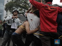 Intip Aksi Teatrikal Massa Aksi Tolak Omnibus Law Cipta Kerja