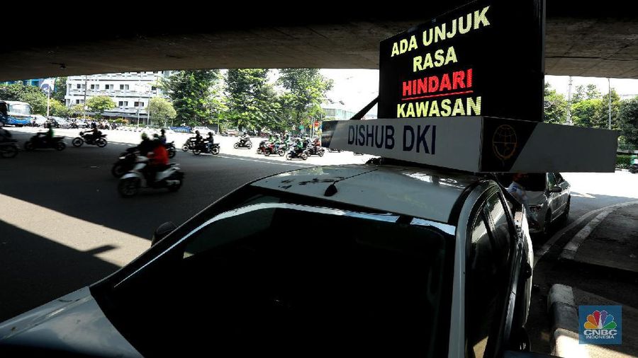 Para petugas kepolisian memasang kawat berduri berlapis di sekitar Harmoni, Jakarta Pusat, Selasa (20/10/2020). Jelang demo para aparat kepolisian menutup akses yqng akan melewati jalur Istana Presiden. 
Pantuan CNBC Indonesia semua jalur yang akan menuju ke Istana ditutup dan kawat berduri berlapis. 
Penutupan hingga ke pintu utama Masjid Istiqlal, Jakarta. 
Mobil iklan berjalan Dishub yang berada Jl. Tomang, Jakarta Barat juga sudah menghimbau untuk tidak melewati ruang jalan Istana Presiden dan gedung DPR RI. (CNBC Indonesia/ Tri Susilo)