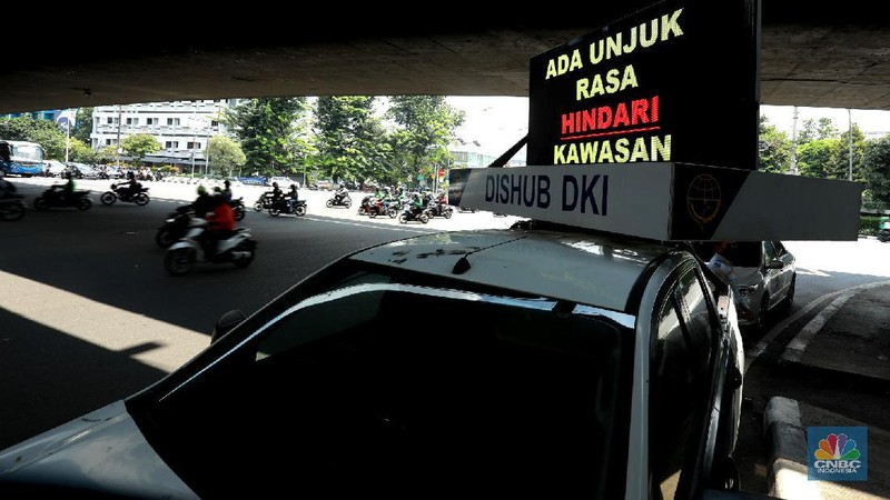 Para petugas kepolisian memasang kawat berduri berlapis di sekitar Harmoni, Jakarta Pusat, Selasa (20/10/2020). Jelang demo para aparat kepolisian menutup akses yqng akan melewati jalur Istana Presiden. 
Pantuan CNBC Indonesia semua jalur yang akan menuju ke Istana ditutup dan kawat berduri berlapis. 
Penutupan hingga ke pintu utama Masjid Istiqlal, Jakarta. 
Mobil iklan berjalan Dishub yang berada Jl. Tomang, Jakarta Barat juga sudah menghimbau untuk tidak melewati ruang jalan Istana Presiden dan gedung DPR RI. (CNBC Indonesia/ Tri Susilo)