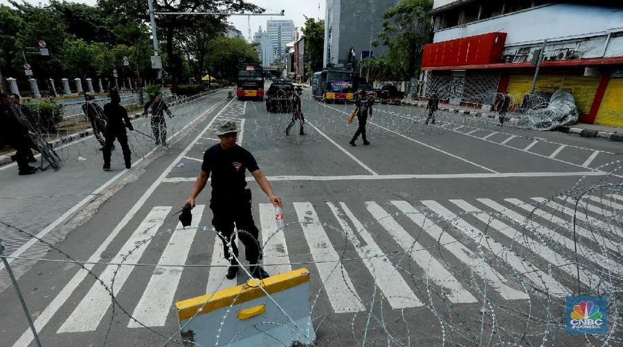 Para petugas kepolisian memasang kawat berduri berlapis di sekitar Harmoni, Jakarta Pusat, Selasa (20/10/2020). Jelang demo para aparat kepolisian menutup akses yqng akan melewati jalur Istana Presiden. 
Pantuan CNBC Indonesia semua jalur yang akan menuju ke Istana ditutup dan kawat berduri berlapis. 
Penutupan hingga ke pintu utama Masjid Istiqlal, Jakarta. 
Mobil iklan berjalan Dishub yang berada Jl. Tomang, Jakarta Barat juga sudah menghimbau untuk tidak melewati ruang jalan Istana Presiden dan gedung DPR RI. (CNBC Indonesia/ Tri Susilo)