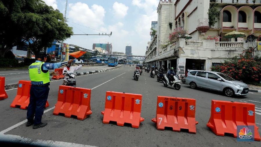 Para petugas kepolisian memasang kawat berduri berlapis di sekitar Harmoni, Jakarta Pusat, Selasa (20/10/2020). Jelang demo para aparat kepolisian menutup akses yqng akan melewati jalur Istana Presiden. 
Pantuan CNBC Indonesia semua jalur yang akan menuju ke Istana ditutup dan kawat berduri berlapis. 
Penutupan hingga ke pintu utama Masjid Istiqlal, Jakarta. 
Mobil iklan berjalan Dishub yang berada Jl. Tomang, Jakarta Barat juga sudah menghimbau untuk tidak melewati ruang jalan Istana Presiden dan gedung DPR RI. (CNBC Indonesia/ Tri Susilo)