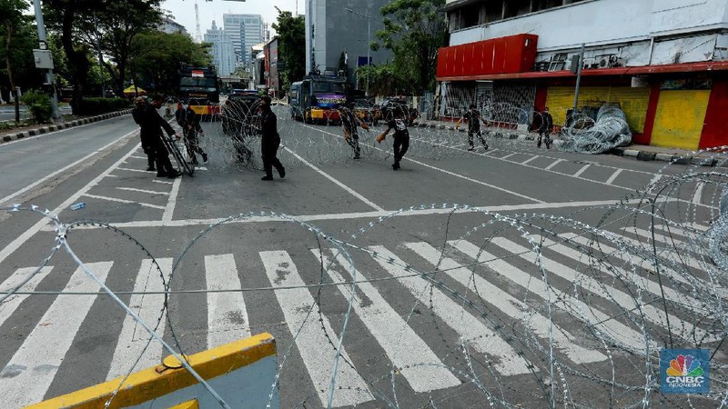 Para petugas kepolisian memasang kawat berduri berlapis di sekitar Harmoni, Jakarta Pusat, Selasa (20/10/2020). Jelang demo para aparat kepolisian menutup akses yqng akan melewati jalur Istana Presiden. 
Pantuan CNBC Indonesia semua jalur yang akan menuju ke Istana ditutup dan kawat berduri berlapis. 
Penutupan hingga ke pintu utama Masjid Istiqlal, Jakarta. 
Mobil iklan berjalan Dishub yang berada Jl. Tomang, Jakarta Barat juga sudah menghimbau untuk tidak melewati ruang jalan Istana Presiden dan gedung DPR RI. (CNBC Indonesia/ Tri Susilo)