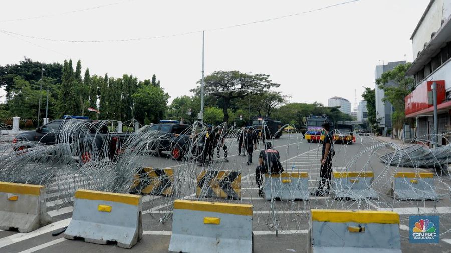 Para petugas kepolisian memasang kawat berduri berlapis di sekitar Harmoni, Jakarta Pusat, Selasa (20/10/2020). Jelang demo para aparat kepolisian menutup akses yqng akan melewati jalur Istana Presiden. 
Pantuan CNBC Indonesia semua jalur yang akan menuju ke Istana ditutup dan kawat berduri berlapis. 
Penutupan hingga ke pintu utama Masjid Istiqlal, Jakarta. 
Mobil iklan berjalan Dishub yang berada Jl. Tomang, Jakarta Barat juga sudah menghimbau untuk tidak melewati ruang jalan Istana Presiden dan gedung DPR RI. (CNBC Indonesia/ Tri Susilo)