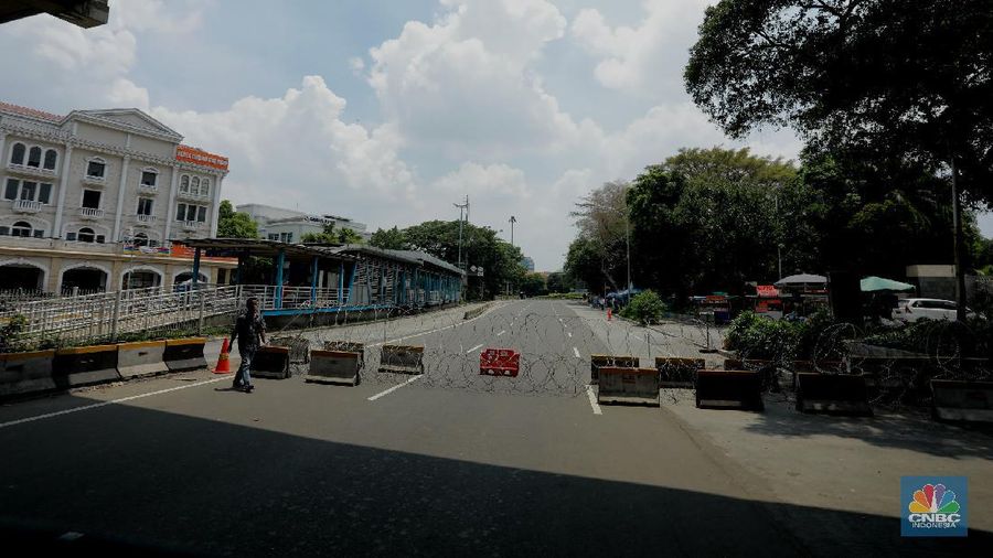 Para petugas kepolisian memasang kawat berduri berlapis di sekitar Harmoni, Jakarta Pusat, Selasa (20/10/2020). Jelang demo para aparat kepolisian menutup akses yqng akan melewati jalur Istana Presiden. 
Pantuan CNBC Indonesia semua jalur yang akan menuju ke Istana ditutup dan kawat berduri berlapis. 
Penutupan hingga ke pintu utama Masjid Istiqlal, Jakarta. 
Mobil iklan berjalan Dishub yang berada Jl. Tomang, Jakarta Barat juga sudah menghimbau untuk tidak melewati ruang jalan Istana Presiden dan gedung DPR RI. (CNBC Indonesia/ Tri Susilo)