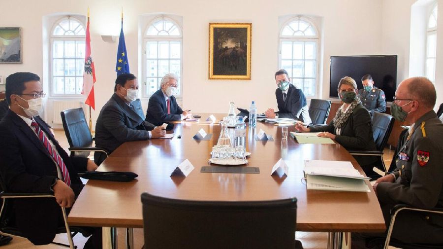 Pertemuan antara Menteri Pertahanan RI Letnan Jenderal TNI (Purn) Prabowo Subianto dan Menteri Pertahanan Austria Klaudia Tanner (Dokumentasi Kronen Zeitung)