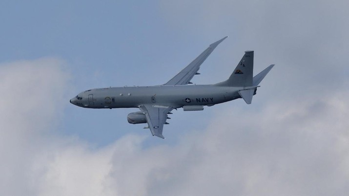 Pesawat Boeing P-8-A Poseidon A Boeing P-8-A Poseidon flies on display during Farnborough International Air Show, Farnborough, England, Tuesday, July 15, 2014. (AP Photo/Sang Tan)