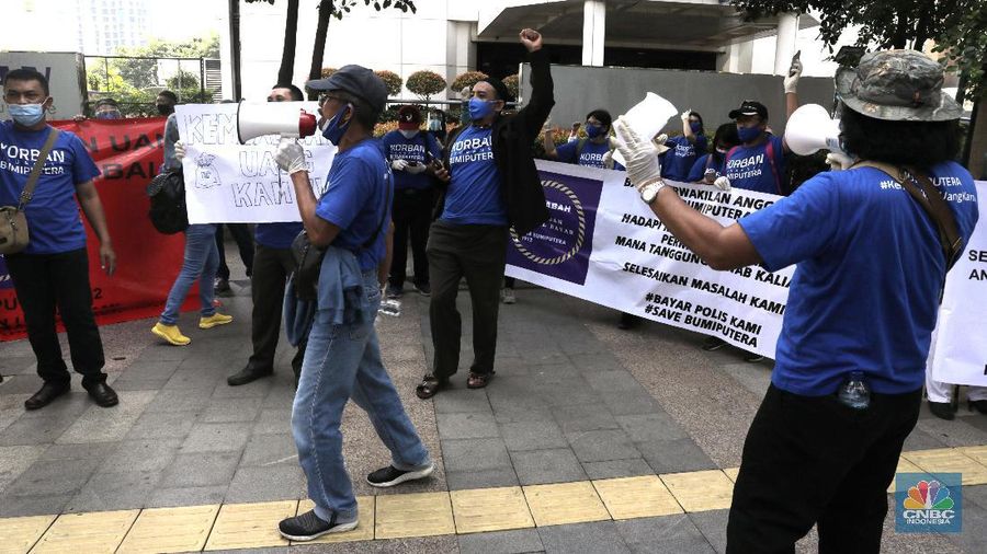 Demo nasabah Asuransi Bumiputera tuntu pembayaran klaim (CNBC Indonesia/ Muhammad Sabki)