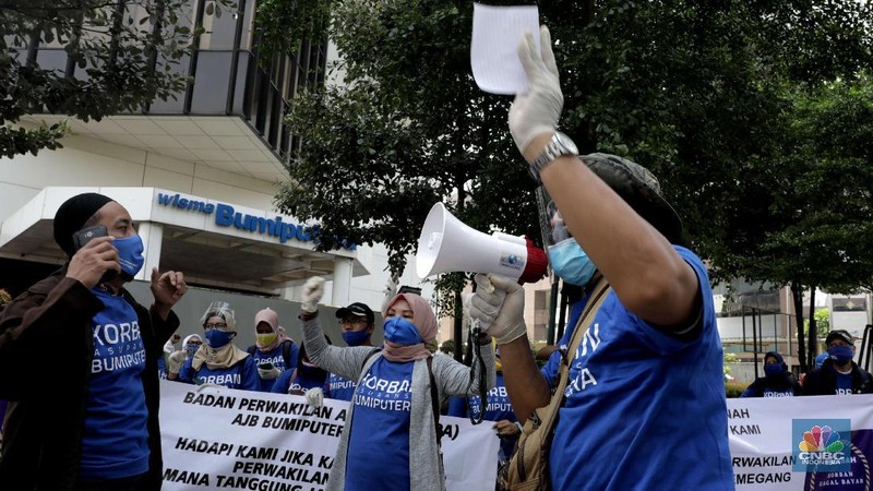 Demo nasabah Asuransi Bumiputera tuntu pembayaran klaim (CNBC Indonesia/ Muhammad Sabki)