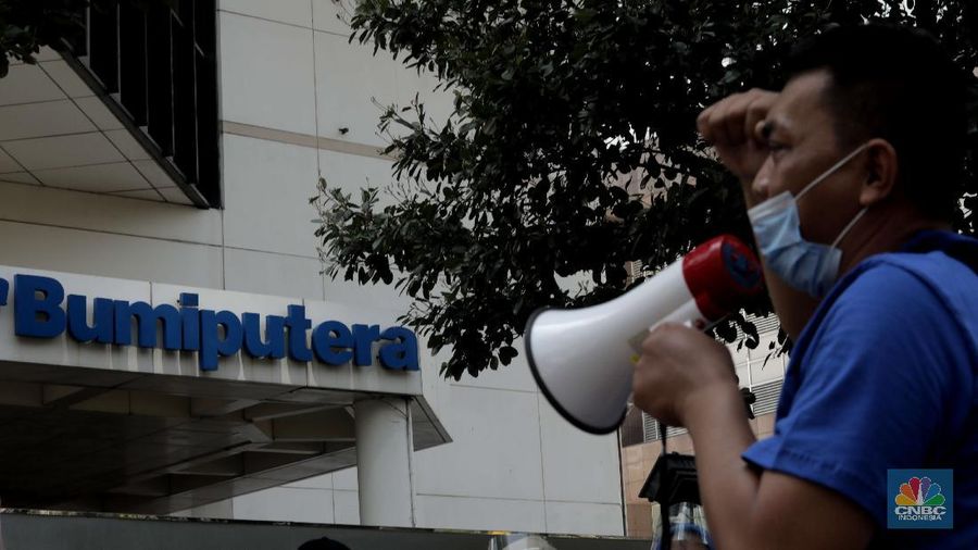 Demo nasabah Asuransi Bumiputera tuntu pembayaran klaim (CNBC Indonesia/ Muhammad Sabki)