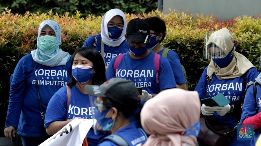 Demo nasabah Asuransi Bumiputera tuntu pembayaran klaim (CNBC Indonesia/ Muhammad Sabki)