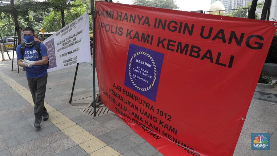 Demo nasabah Asuransi Bumiputera tuntu pembayaran klaim (CNBC Indonesia/ Muhammad Sabki)