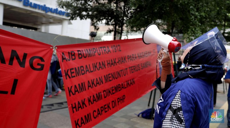 Demo nasabah Asuransi Bumiputera tuntu pembayaran klaim (CNBC Indonesia/ Muhammad Sabki)