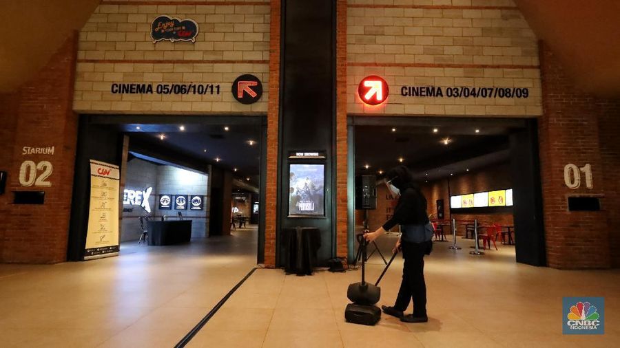Petugas menyemprotkan cairan disinfektan di bangku bioskop yang akan dibuka hari ini di CGV Grand Indonesia Mall, Rabu (21/10/2020). Pemerintah Provinsi DKI Jakarta telah mengeluarkan surat keputusan untuk operasi bioskop-bioskop di Jakarta. Beberapa bioskop akan mulai memutar film hari ini.
Pantauan CNBC Indonesia pada jam 12.00 belum ada penonton yang datang, kemudian pihak pengelola mengatur ulang jadwal agar jam 15.00 sudah bisa memulai pemutaran film. 
Terlihat hanya beberapa warga saja yang mulai memesan tiket di tiket box. (CNBC Indonesia/ Tri Susilo)