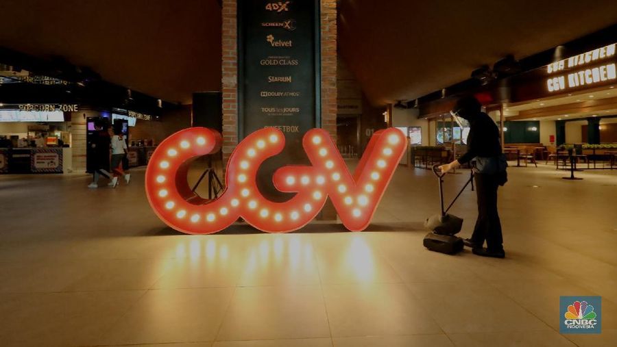 Petugas menyemprotkan cairan disinfektan di bangku bioskop yang akan dibuka hari ini di CGV Grand Indonesia Mall, Rabu (21/10/2020). Pemerintah Provinsi DKI Jakarta telah mengeluarkan surat keputusan untuk operasi bioskop-bioskop di Jakarta. Beberapa bioskop akan mulai memutar film hari ini.
Pantauan ²©²ÊÍøÕ¾ pada jam 12.00 belum ada penonton yang datang, kemudian pihak pengelola mengatur ulang jadwal agar jam 15.00 sudah bisa memulai pemutaran film.
Terlihat hanya beberapa warga saja yang mulai memesan tiket di tiket box. (²©²ÊÍøÕ¾/ Tri Susilo)