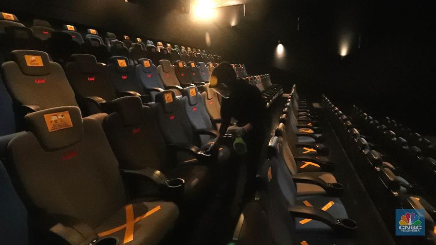 Petugas menyemprotkan cairan disinfektan di bangku bioskop yang akan dibuka hari ini di CGV Grand Indonesia Mall, Rabu (21/10/2020). Pemerintah Provinsi DKI Jakarta telah mengeluarkan surat keputusan untuk operasi bioskop-bioskop di Jakarta. Beberapa bioskop akan mulai memutar film hari ini.
Pantauan CNBC Indonesia pada jam 12.00 belum ada penonton yang datang, kemudian pihak pengelola mengatur ulang jadwal agar jam 15.00 sudah bisa memulai pemutaran film.
Terlihat hanya beberapa warga saja yang mulai memesan tiket di tiket box. (CNBC Indonesia/ Tri Susilo)