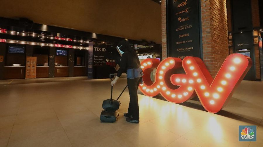 Petugas menyemprotkan cairan disinfektan di bangku bioskop yang akan dibuka hari ini di CGV Grand Indonesia Mall, Rabu (21/10/2020). Pemerintah Provinsi DKI Jakarta telah mengeluarkan surat keputusan untuk operasi bioskop-bioskop di Jakarta. Beberapa bioskop akan mulai memutar film hari ini.
Pantauan CNBC Indonesia pada jam 12.00 belum ada penonton yang datang, kemudian pihak pengelola mengatur ulang jadwal agar jam 15.00 sudah bisa memulai pemutaran film. 
Terlihat hanya beberapa warga saja yang mulai memesan tiket di tiket box. (CNBC Indonesia/ Tri Susilo)