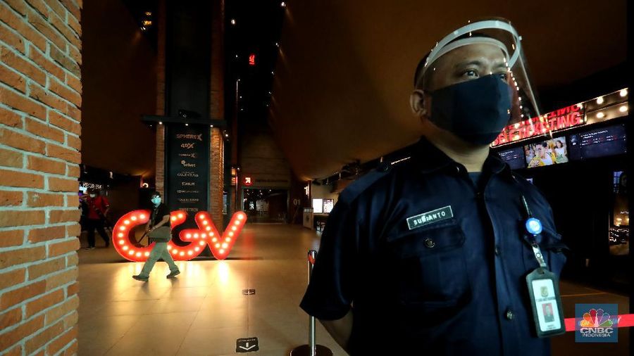 Petugas menyemprotkan cairan disinfektan di bangku bioskop yang akan dibuka hari ini di CGV Grand Indonesia Mall, Rabu (21/10/2020). Pemerintah Provinsi DKI Jakarta telah mengeluarkan surat keputusan untuk operasi bioskop-bioskop di Jakarta. Beberapa bioskop akan mulai memutar film hari ini.
Pantauan ²©²ÊÍøÕ¾ pada jam 12.00 belum ada penonton yang datang, kemudian pihak pengelola mengatur ulang jadwal agar jam 15.00 sudah bisa memulai pemutaran film.
Terlihat hanya beberapa warga saja yang mulai memesan tiket di tiket box. (²©²ÊÍøÕ¾/ Tri Susilo)