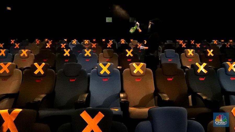 Petugas menyemprotkan cairan disinfektan di bangku bioskop yang akan dibuka hari ini di CGV Grand Indonesia Mall, Rabu (21/10/2020). Pemerintah Provinsi DKI Jakarta telah mengeluarkan surat keputusan untuk operasi bioskop-bioskop di Jakarta. Beberapa bioskop akan mulai memutar film hari ini.
Pantauan վ pada jam 12.00 belum ada penonton yang datang, kemudian pihak pengelola mengatur ulang jadwal agar jam 15.00 sudah bisa memulai pemutaran film. 
Terlihat hanya beberapa warga saja yang mulai memesan tiket di tiket box. (վ/ Tri Susilo)