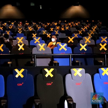 Penampakan Bioskop Buka Lagi, Banyak Tanda Silang di Kursi!
