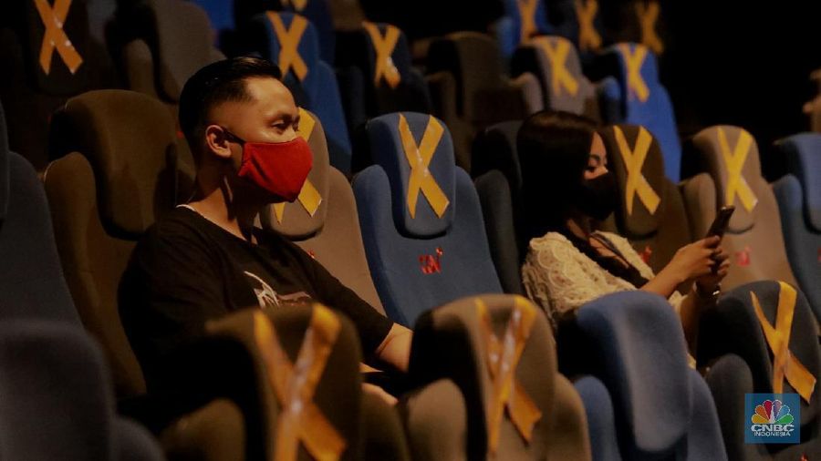 Sejumlah warga menunggu jalannya film yang akan di putar diruangan studio yang sudah dibuka, di CGV Grand Indonesia di Jakarta, Rabu (21/10/2020). Sejumlah bioskop di Ibu Kota kembali beroperasi hari ini setelah mendapatkan izin dari Pemprov DKI Jakarta dengan jumlah penonton dibatasi maksimal 25 persen dari total kapasitas. վ/ Tri Susilo)