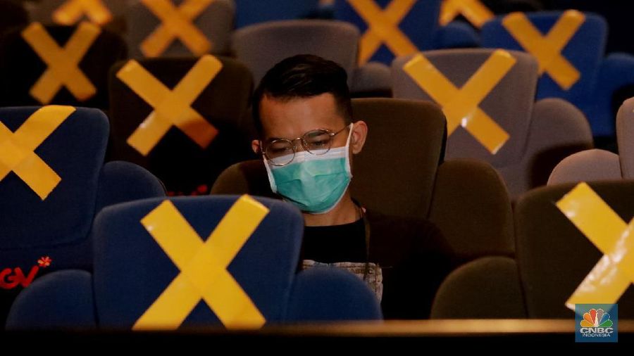 Sejumlah warga menunggu jalannya film yang akan di putar diruangan studio yang sudah dibuka, di CGV Grand Indonesia di Jakarta, Rabu (21/10/2020). Sejumlah bioskop di Ibu Kota kembali beroperasi hari ini setelah mendapatkan izin dari Pemprov DKI Jakarta dengan jumlah penonton dibatasi maksimal 25 persen dari total kapasitas. CNBC Indonesia/ Tri Susilo)