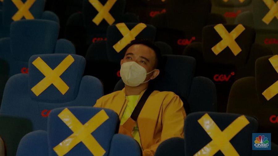 Sejumlah warga menunggu jalannya film yang akan di putar diruangan studio yang sudah dibuka, di CGV Grand Indonesia di Jakarta, Rabu (21/10/2020). Sejumlah bioskop di Ibu Kota kembali beroperasi hari ini setelah mendapatkan izin dari Pemprov DKI Jakarta dengan jumlah penonton dibatasi maksimal 25 persen dari total kapasitas. CNBC Indonesia/ Tri Susilo)
