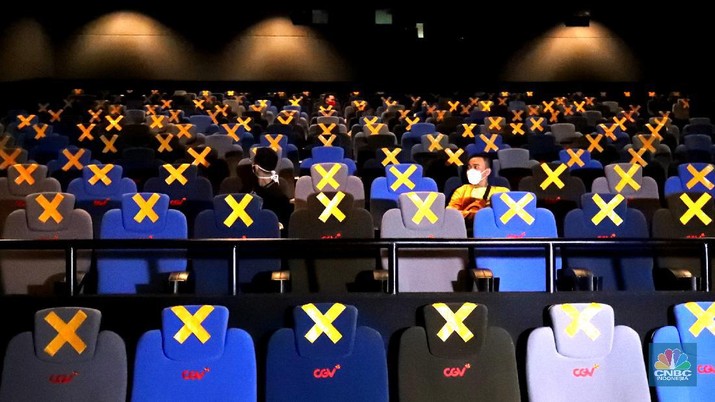 Pengunjung Bioskop di Masa Pandemi Sejumlah warga menunggu jalannya film yang akan di putar diruangan studio yang sudah dibuka, di CGV Grand Indonesia di Jakarta, Rabu (21/10/2020). Sejumlah bioskop di Ibu Kota kembali beroperasi hari ini setelah mendapatkan izin dari Pemprov DKI Jakarta dengan jumlah penonton dibatasi maksimal 25 persen dari total kapasitas. CNBC Indonesia/ Tri Susilo)